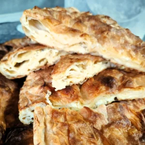 Парче баница с яйце и сирене